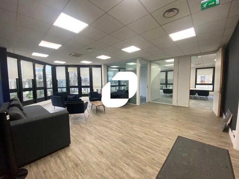 Office in Gennevilliers to rent - Interior Photo - Image 2 of 8