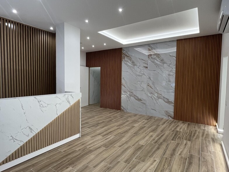 Retail in Esparreguera, Barcelona to rent - Interior Photo - Image 1 of 18