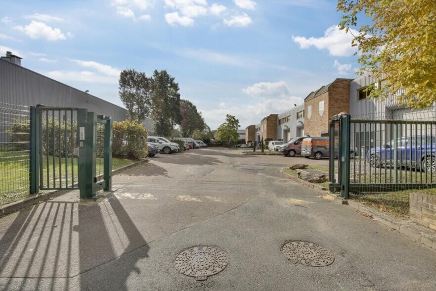 240 Rue Helene Boucher, Buc to rent - Building Photo - Image 2 of 8