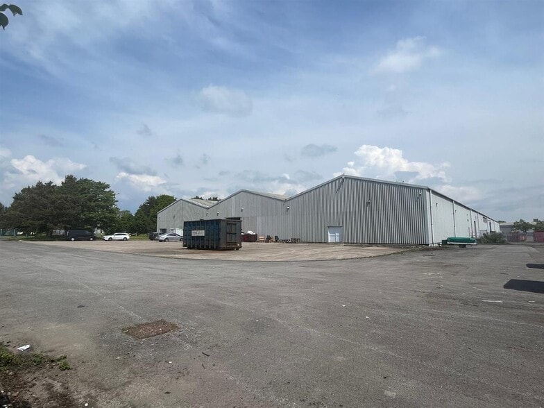 Kingsway, Bridgend to rent - Building Photo - Image 3 of 3