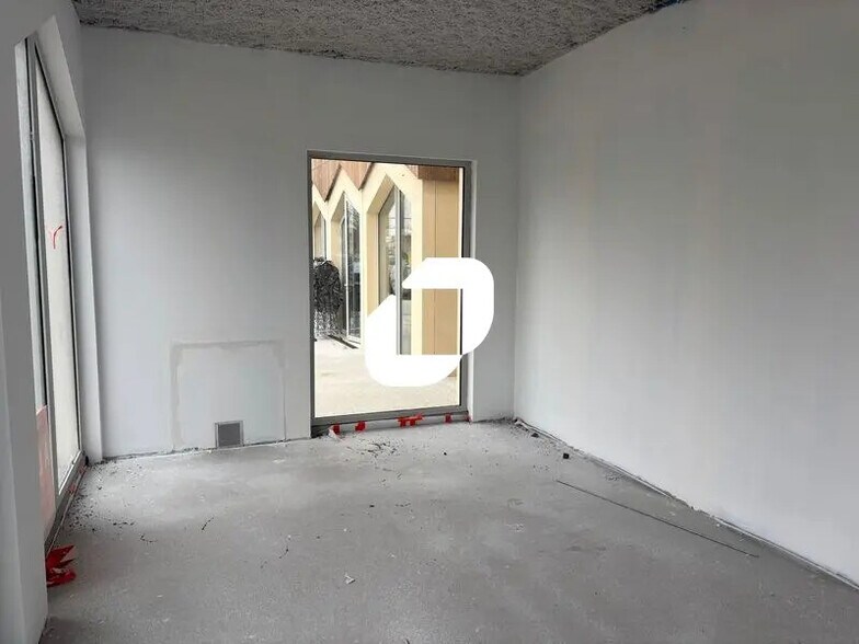 Retail in Eysines to rent - Interior Photo - Image 2 of 9