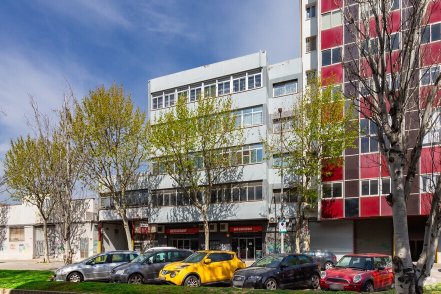 Industrial in L'Hospitalet de Llobregat, Barcelona to rent - Building Photo - Image 2 of 3