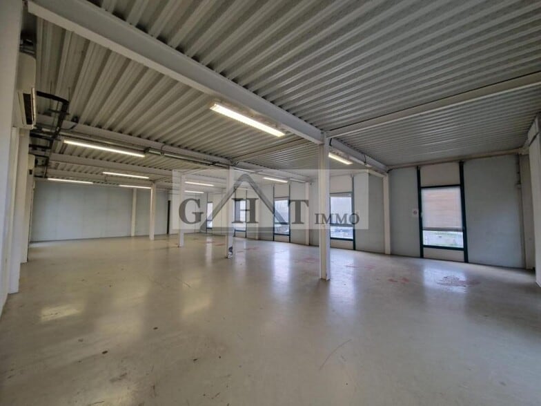 Industrial in Baillet-en-France for sale - Interior Photo - Image 3 of 12