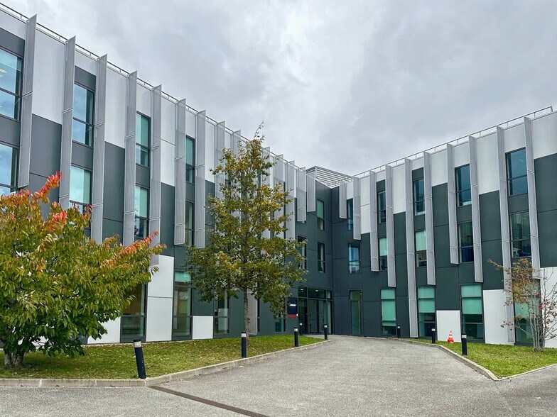 26 Avenue De Winchester, Saint-Germain-en-Laye to rent - Building Photo - Image 1 of 12