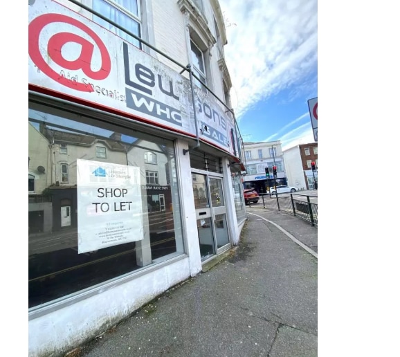 35 The Triangle, Bournemouth to rent Building Photo- Image 1 of 6