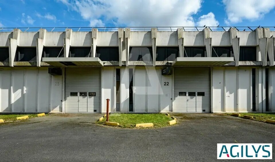 Light Industrial in COURCOURONNES to rent Building Photo- Image 1 of 6