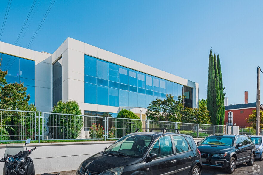 Office in Madrid, Madrid to rent - Building Photo - Image 2 of 4