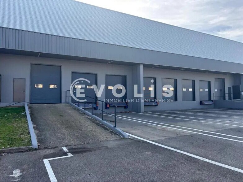 Light Industrial in Corbas to rent - Building Photo - Image 2 of 17