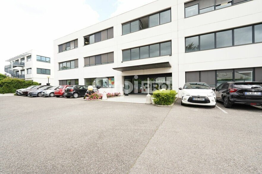 23 Rue Maryse Bastié, Bron to rent - Building Photo - Image 2 of 13