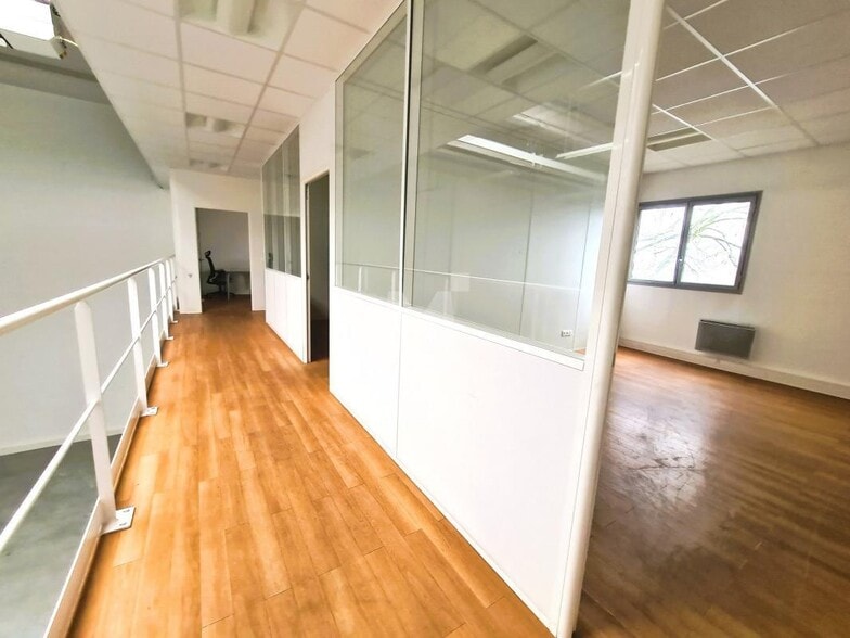 Light Industrial in Palaiseau to rent - Interior Photo - Image 3 of 8
