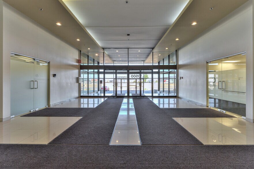 10500 Ch De La Côte-De-Liesse, Montréal, QC to rent - Lobby - Image 3 of 9