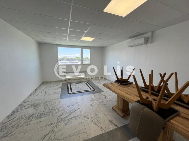 Light Industrial in Vénissieux to rent - Interior Photo - Image 3 of 10
