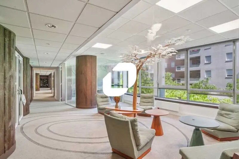 Office in Rueil-Malmaison to rent Lobby- Image 1 of 15