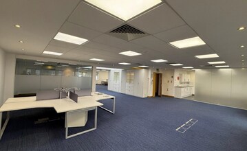 The Broadway, Farnham Common to rent Interior Photo- Image 1 of 3