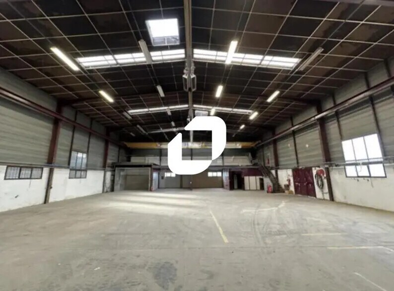 Light Industrial in Chassieu to rent - Interior Photo - Image 3 of 10