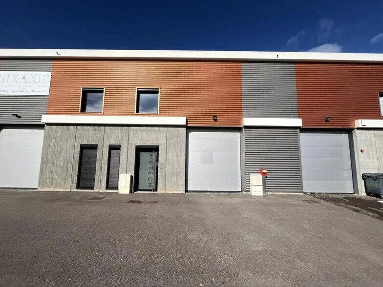 165 Avenue Henri Schneider, Meyzieu to rent - Building Photo - Image 3 of 10