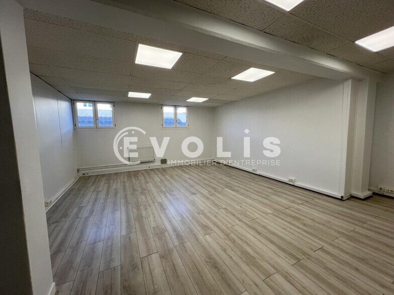 Light Industrial in Neuilly-sur-Marne to rent - Building Photo - Image 3 of 7