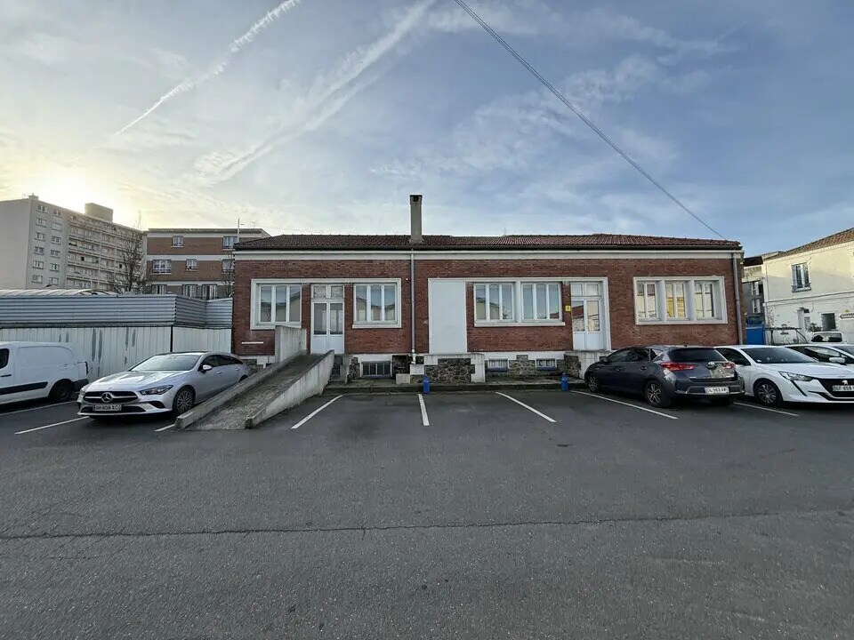 Light Industrial in La Courneuve to rent Building Photo- Image 1 of 10