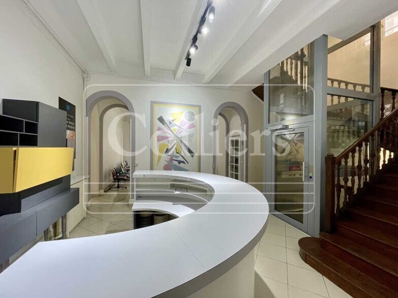 Office in Marseille to rent - Lobby - Image 2 of 8