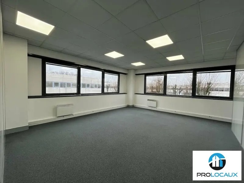 Office in Roissy-en-France to rent Building Photo- Image 1 of 13