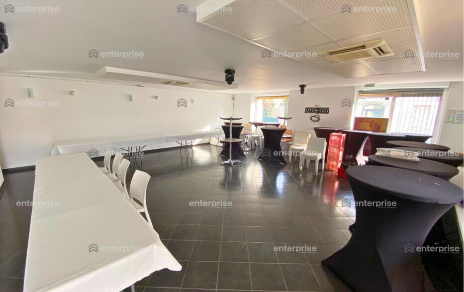 Retail in Senlis to rent - Interior Photo - Image 2 of 7