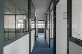 Office in Champagne-au-Mont-d'Or to rent Interior Photo- Image 2 of 8