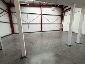 Newbury Rd, Kingsclere to rent Building Photo- Image 2 of 4