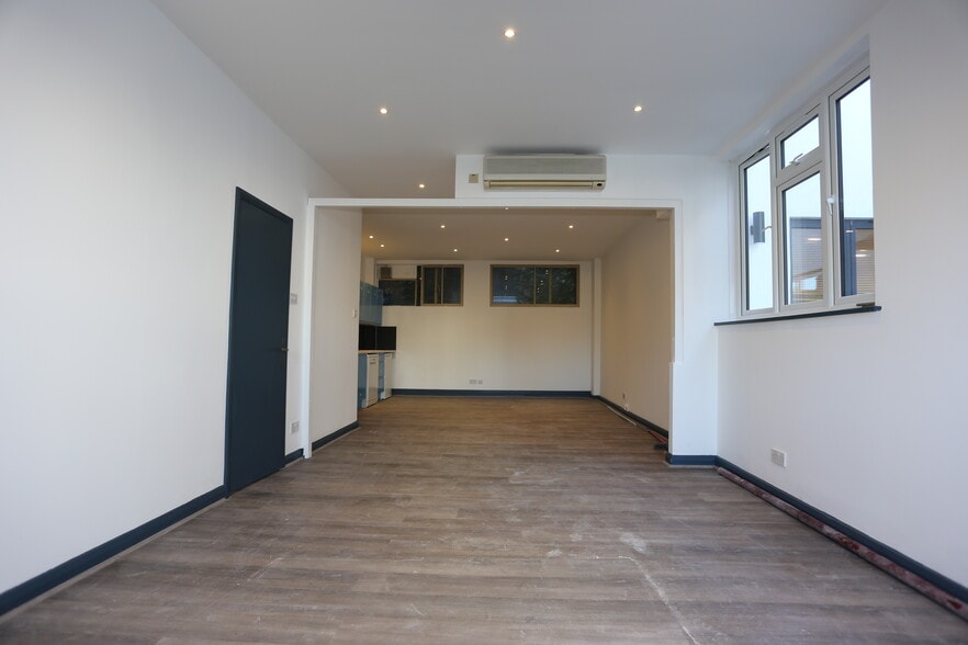 Breasy Pl, London to rent - Interior Photo - Image 3 of 12