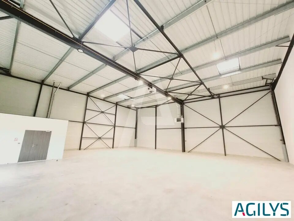 Light Industrial in Savigny-le-Temple to rent Interior Photo- Image 1 of 10