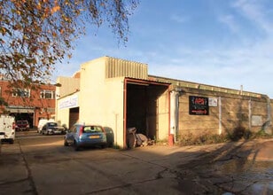 Cooting Rd, Aylesham to rent Building Photo- Image 1 of 3