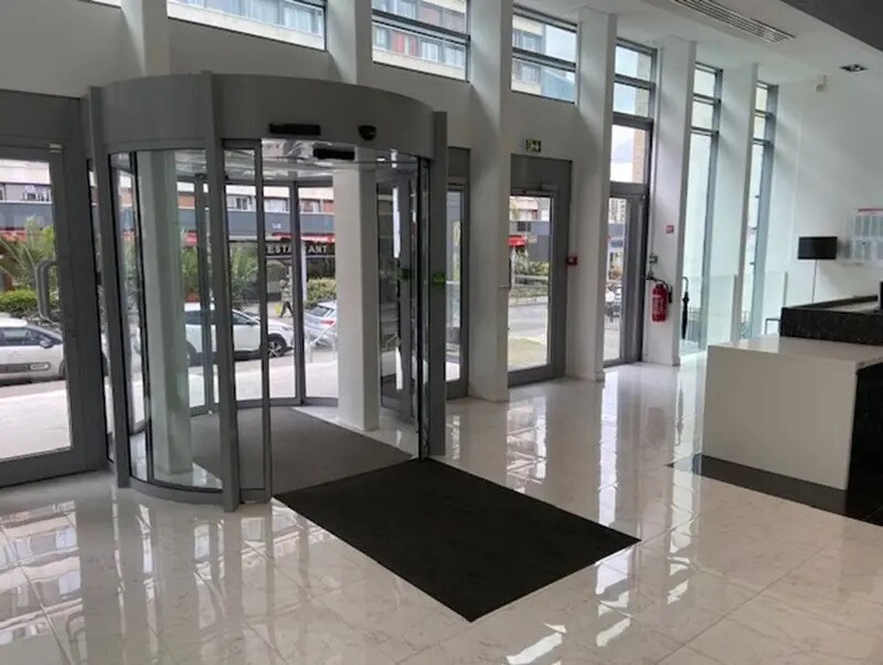 Office in Boulogne-Billancourt to rent Lobby- Image 1 of 9