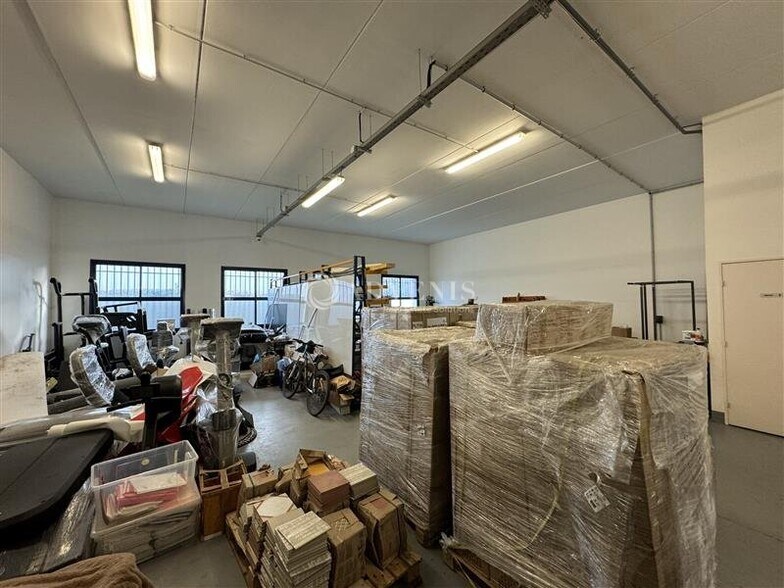 Light Industrial in Croissy Beaubourg for sale - Interior Photo - Image 2 of 12
