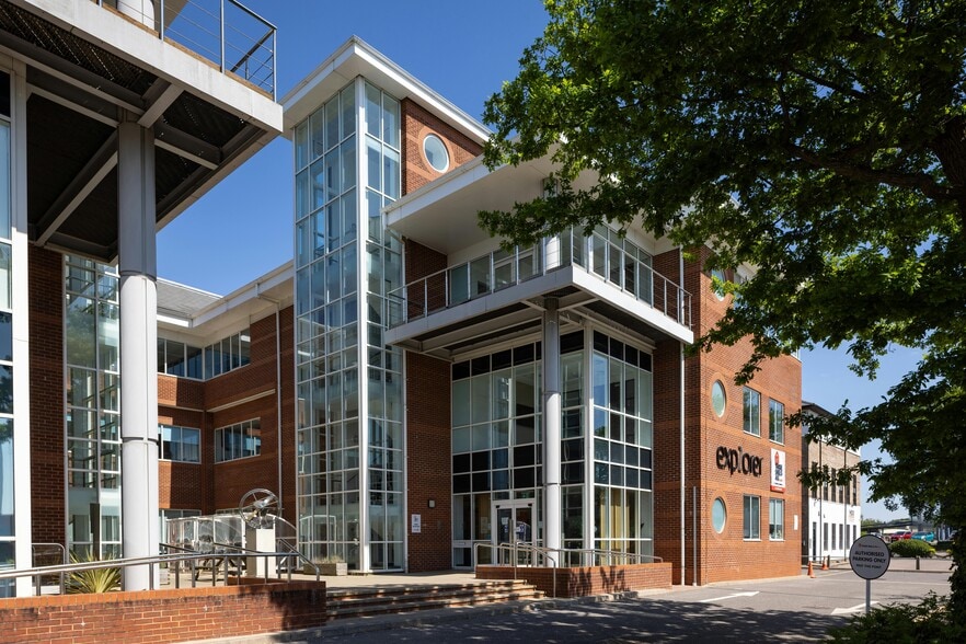 Fleming Way, Crawley to rent - Building Photo - Image 2 of 24