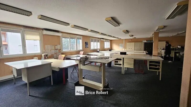 Office in Villeurbanne for sale Building Photo- Image 1 of 5