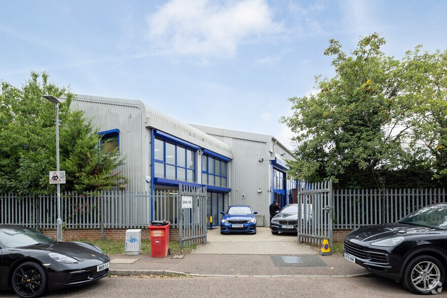 1B Travellers Close, North Mymms to rent - Building Photo - Image 3 of 8