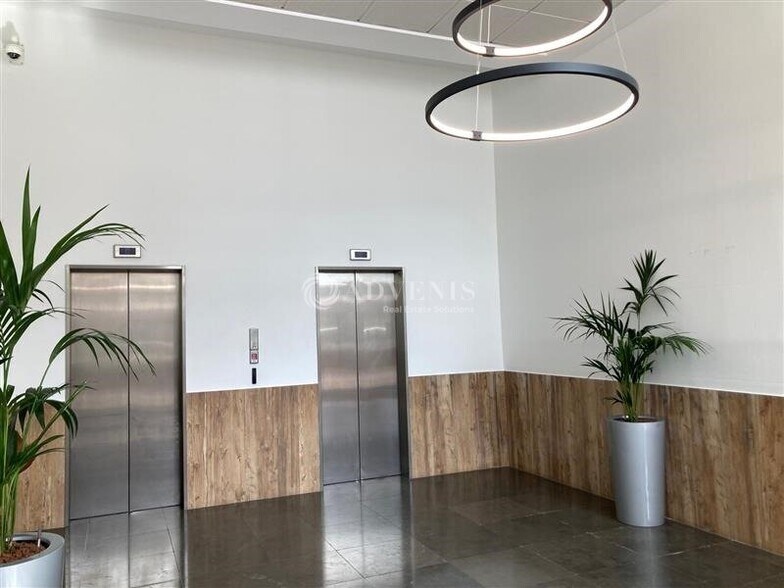 60 Avenue Du Centre, Montigny-le-Bretonneux to rent - Lobby - Image 2 of 9
