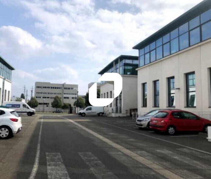 Office in Villeneuve-la-Garenne to rent - Building Photo - Image 3 of 7