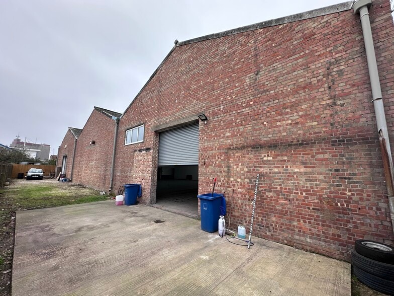 4-6 King Edward St, Grimsby to rent - Building Photo - Image 2 of 2