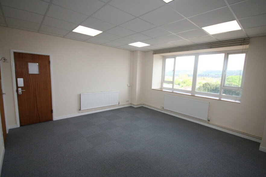 Station Rd, Westbury to rent - Building Photo - Image 3 of 6