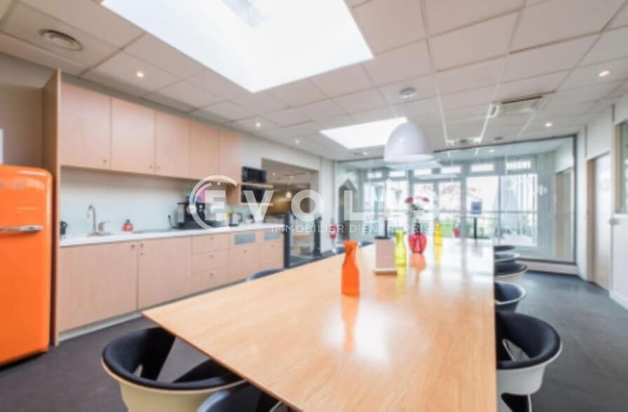Office in Neuilly-sur-Seine to rent - Interior Photo - Image 2 of 12