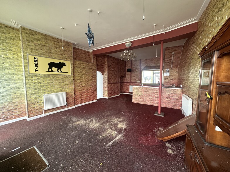 32-33 The Triangle, Bournemouth for sale - Building Photo - Image 2 of 6