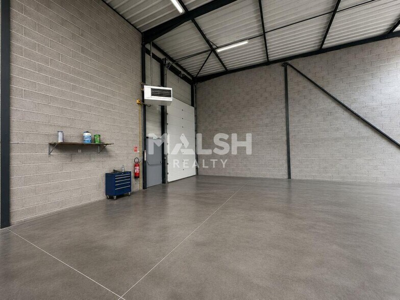Light Industrial in Vénissieux to rent - Interior Photo - Image 2 of 8
