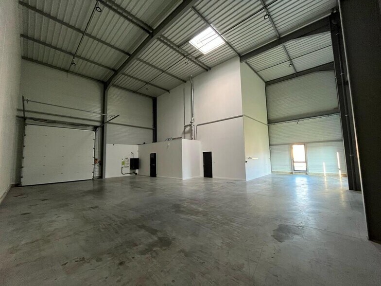 Light Industrial in Neuville-sur-Saône to rent - Building Photo - Image 2 of 12