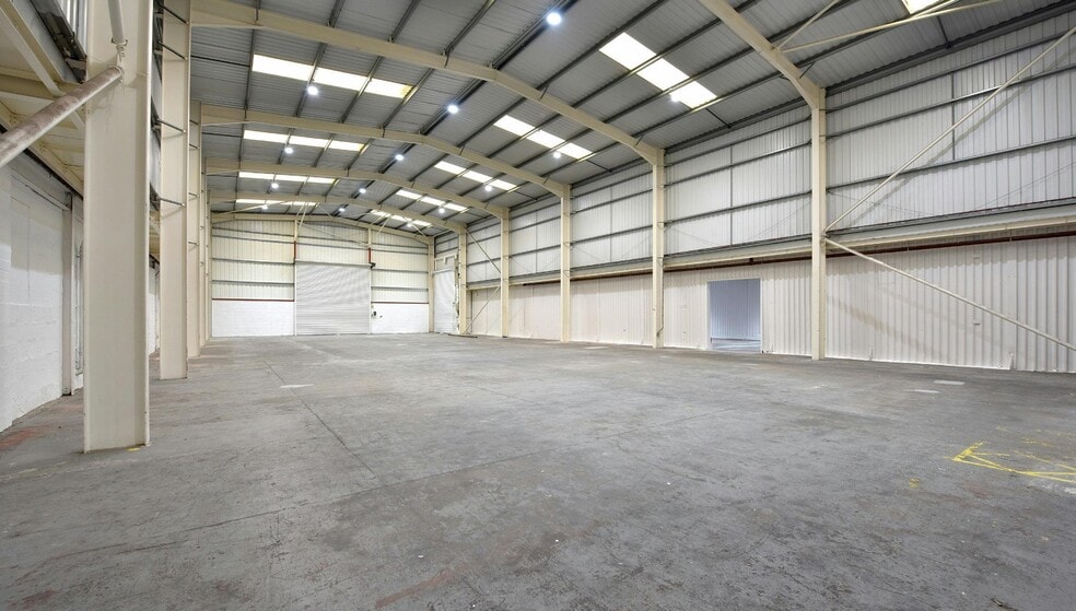 Lyons Rd, Manchester to rent - Building Photo - Image 3 of 22