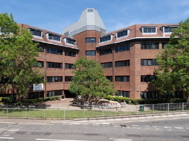 Ashley Ave, Epsom to rent - Building Photo - Image 2 of 4