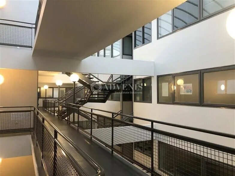 Office in Plaisir to rent - Building Photo - Image 2 of 5