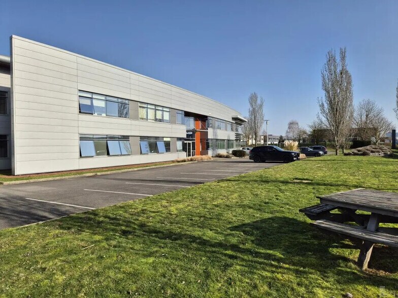 Industrial in Lieusaint to rent - Building Photo - Image 2 of 20