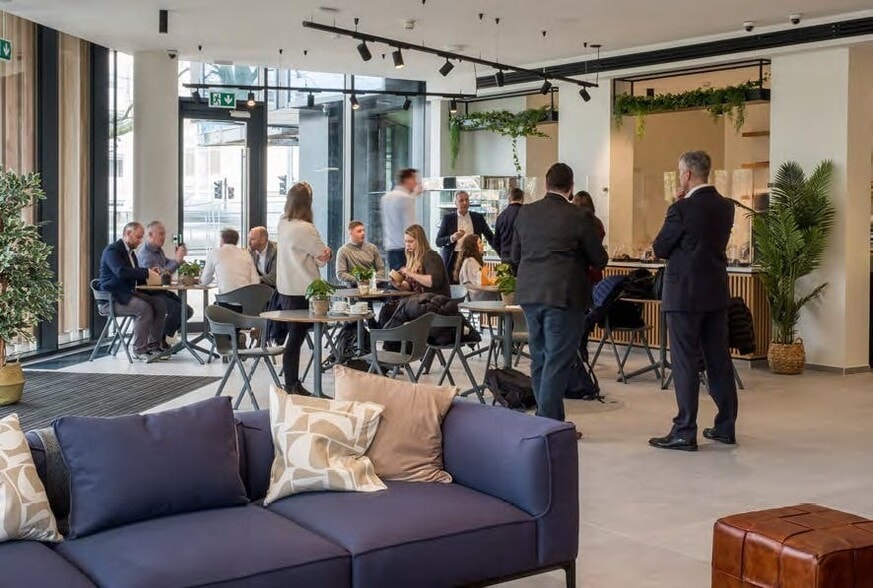 69 Park Ln, Croydon to rent - Building Photo - Image 2 of 7