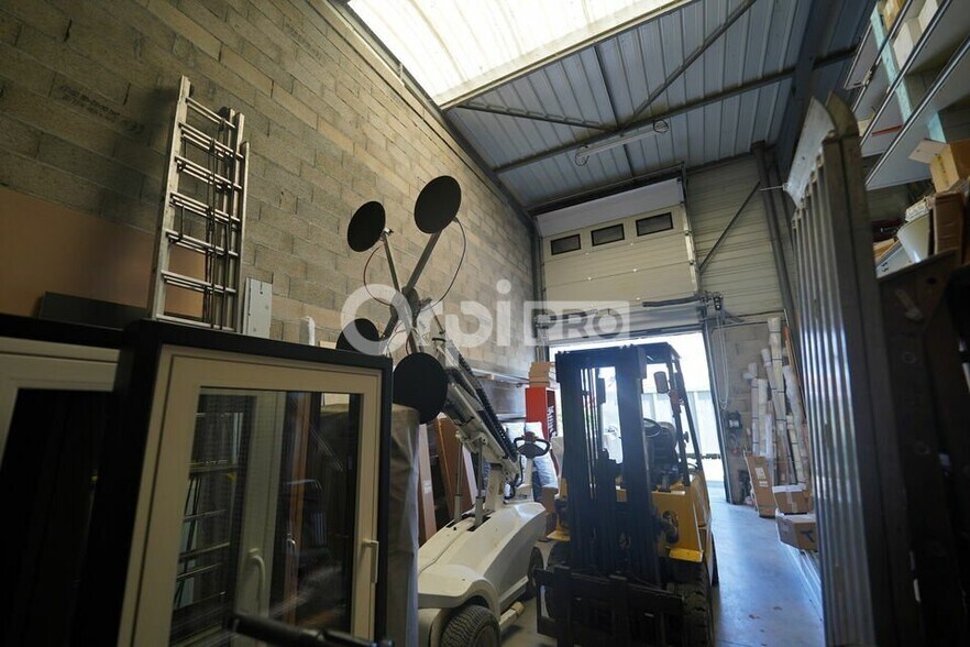 Light Industrial in Messimy for sale - Interior Photo - Image 1 of 12