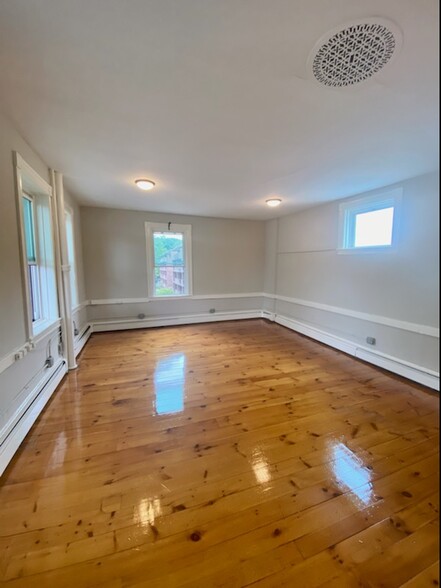 17 Kellogg Ave, Amherst, MA for rent - Building Photo - Image 1 of 16